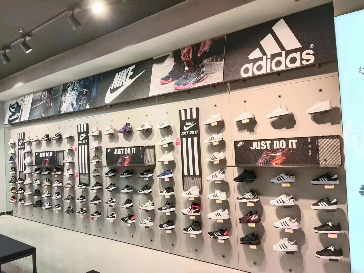 奥莱供货商对阿迪耐克店